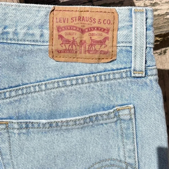 Levi Wedgie Straight Distressed Cropped Light wash Button Fly Women’s Size 26x25 - Picture 4 of 11